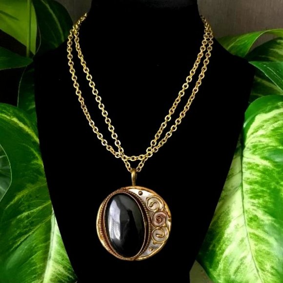 Unmarked Jewelry - Gold-Tone Necklace & Large Pendant